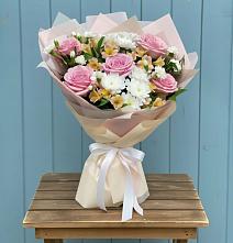 Букет цветов из:  Гвоздики, Орхидеи и Розы в Родионово-Несветайской