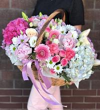 Композиция солнечный день в Родионово-Несветайской Цветочная композиция из Розы, Хризантемы, Пионы и Лизиантусы в корзине в Родионово-Несветайской