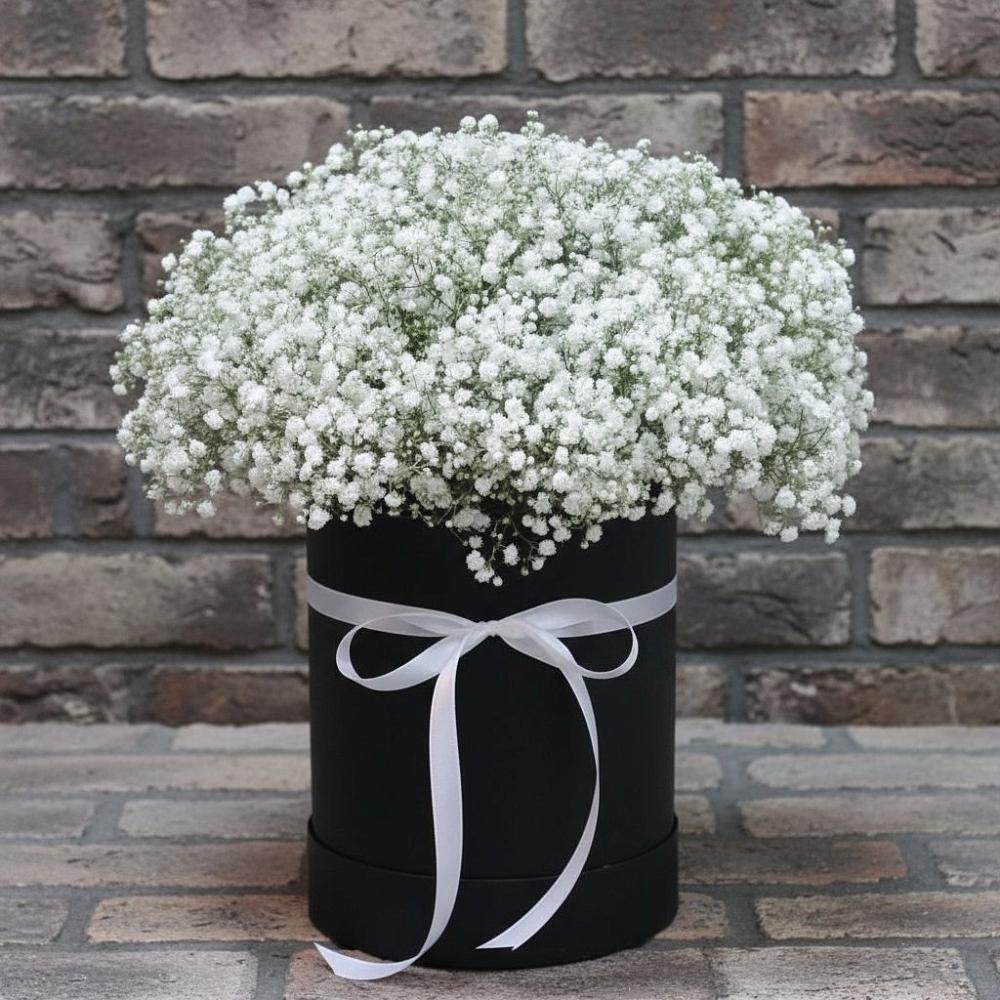 Цветочная композиция из Гипсофила в шляпной коробке в Родионово-Несветайской