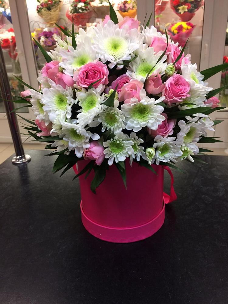 Цветочная композиция из Розы и Хризантемы в шляпной коробке в Родионово-Несветайской