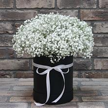 Цветочная композиция из Гипсофила в шляпной коробке в Родионово-Несветайской