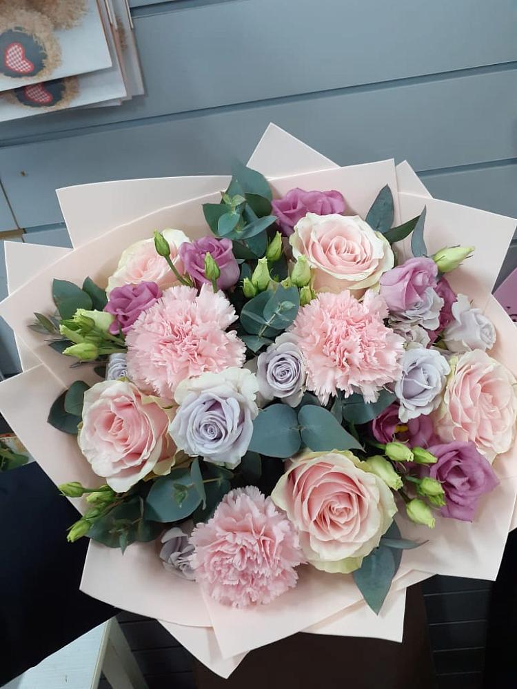 Букет цветов из: Розы, Гвоздики и Лизиантусы в Родионово-Несветайской