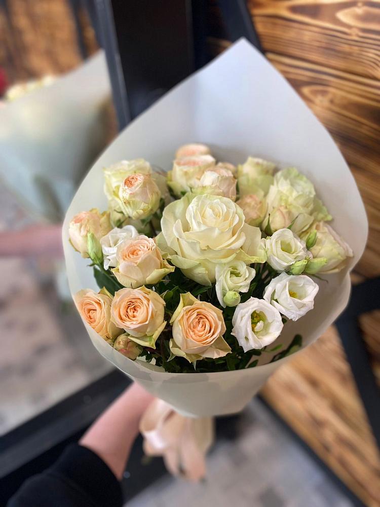 Букет цветов из: Розы и Лизиантусы в Родионово-Несветайской